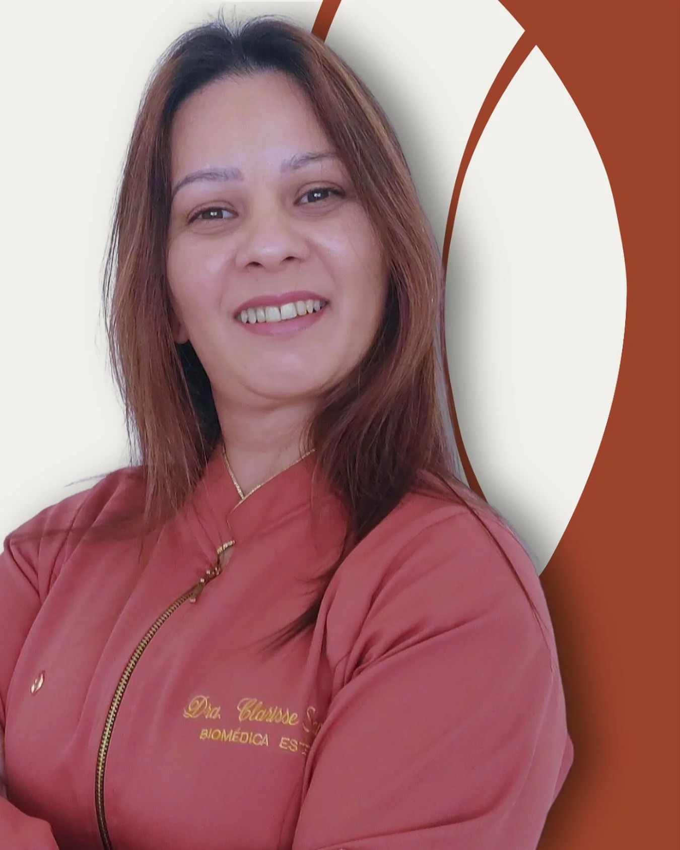 Clarisse Santos, Biomédica Estética Avançada, sorrindo e usando seu uniforme profissional.